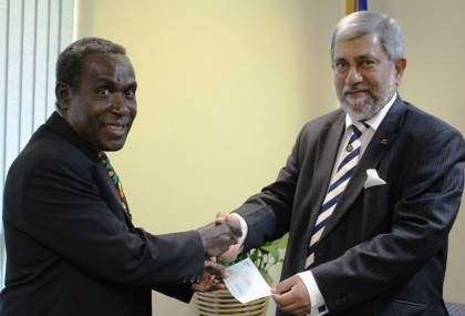 Minister Sandakabatu recieves the donation from the S Sri Lankan HC accredit to Solomon Islands. Photo credit: GCU.