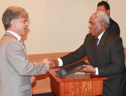 Ambassador LEONIDAS TEZAPSIDIS presents his credentials to Sir Frank Kabui. Photo credit: OPMC.