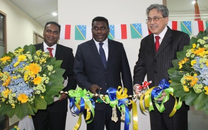 Ambassador Salana Kalu, Prime Minister Gordon Darcy Lilo and an Inodnesian rep cutting the ribbon to open the SI Embassy. Photo credit: Robert Iroga.