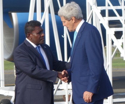 Prime Minister Gordon Darcy Lilo greeted Secretary Kerry farewell. Photo credit : SIBC.