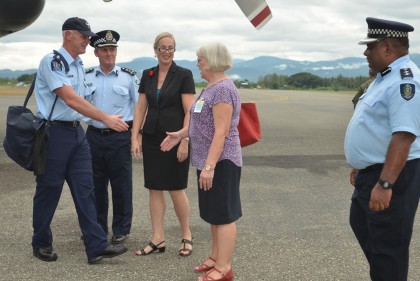 The New Zealand Police contingent commander meets the RAMSI PPF Commander, Greg Harrigan, RAMSI Special Coordinator, Justine Braithwaite; New Zealand High Commissioner, Marion Crawshaw and  RSIPF’s David Diosi at Honiara Henderson International airport. (Photo by RAMSI Public Affairs)