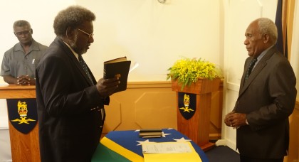 Hon. Snyder Rini taking his Oath of Office before Sir Frank Ofagioro Kabui. Photo credit: SIBC.