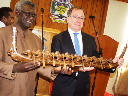 Prime Minister Sogavare presents a traditional war canoe to the New Zealand's Foreign Minister McCully. Photo credit: OPMC.