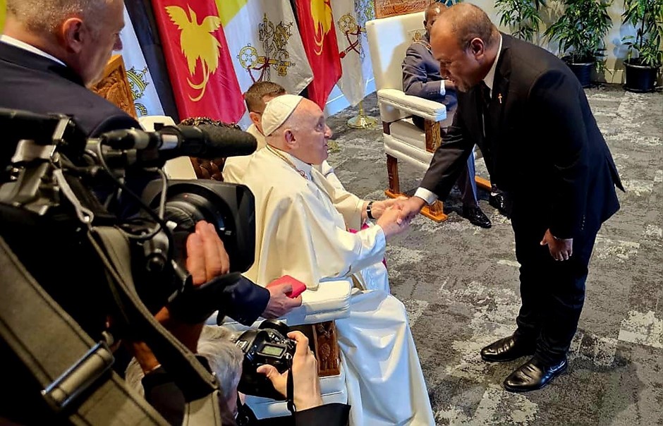 Solomon Islands High Commissioner to PNG Meets Pope Francis in Port Moresby